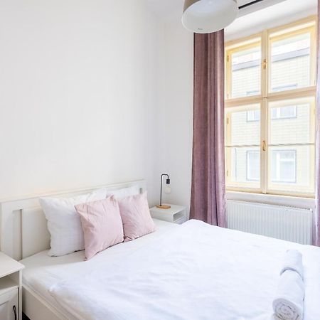 Budget Reznicka Apartment Praga Esterno foto