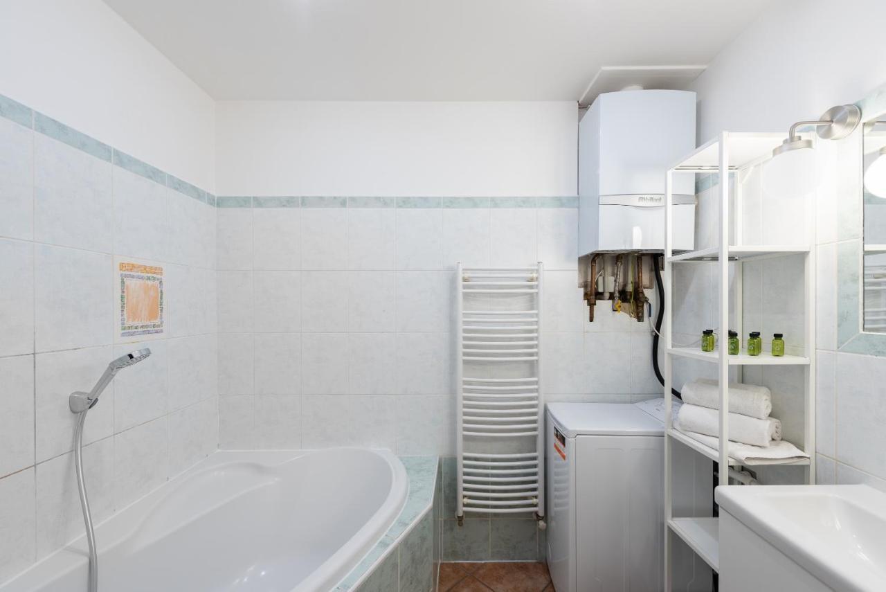 Budget Reznicka Apartment Praga Esterno foto