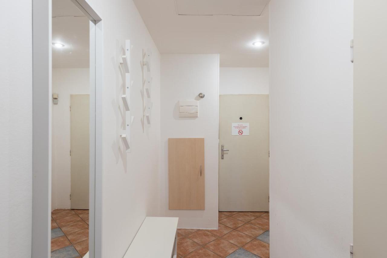 Budget Reznicka Apartment Praga Esterno foto