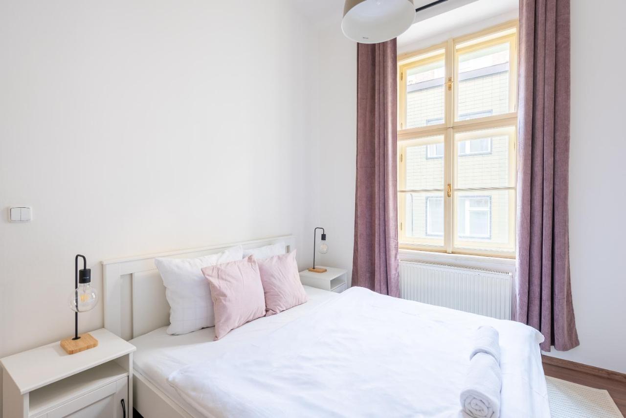 Budget Reznicka Apartment Praga Esterno foto