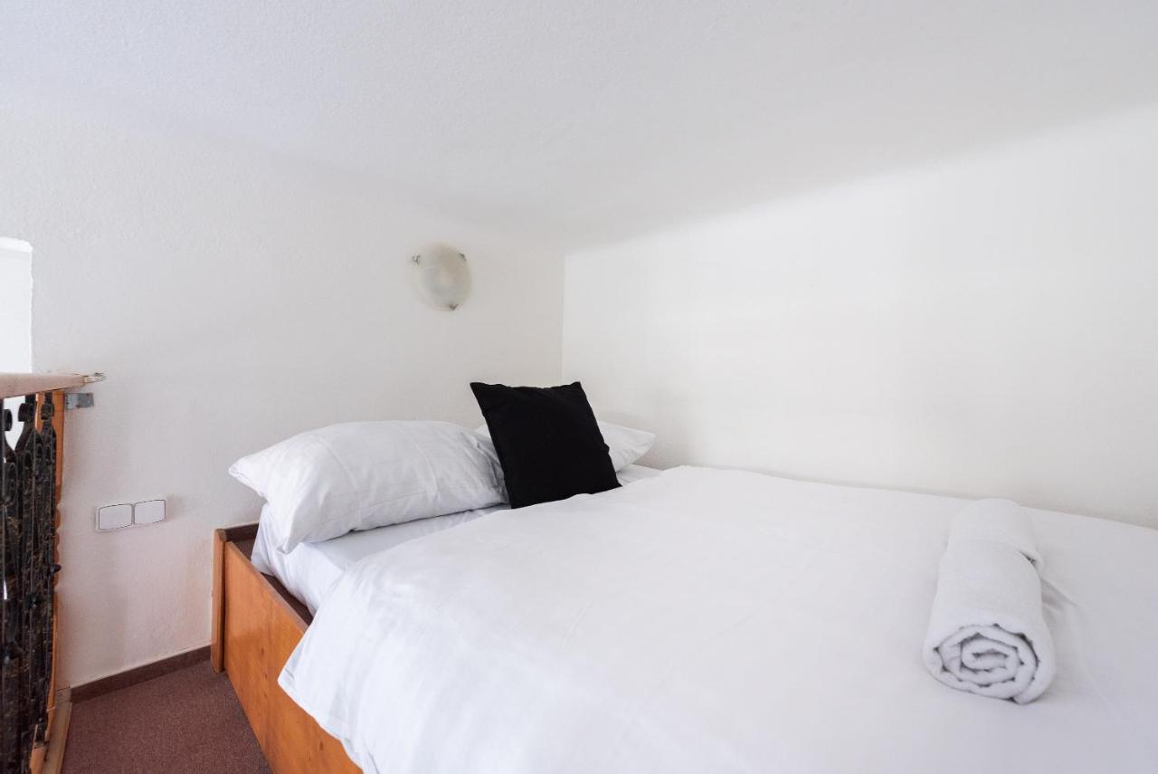 Budget Reznicka Apartment Praga Esterno foto