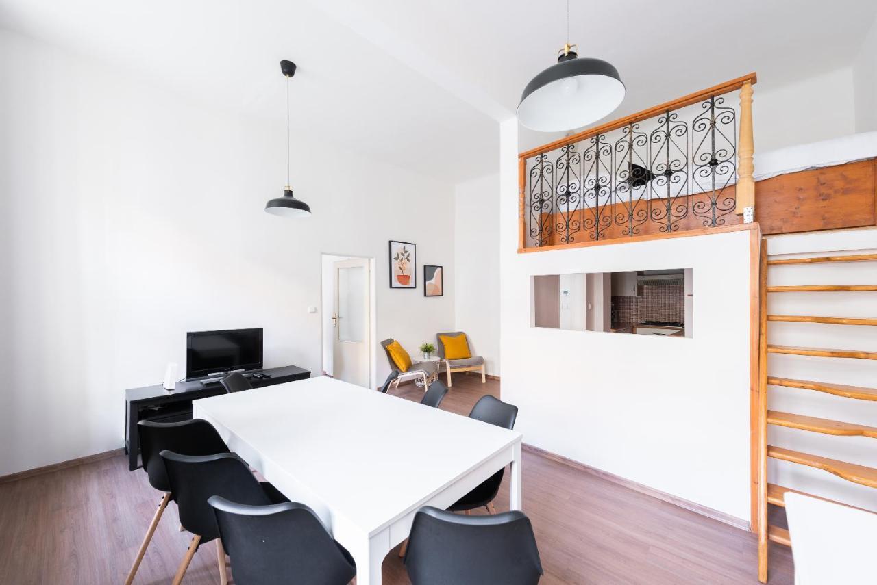 Budget Reznicka Apartment Praga Esterno foto
